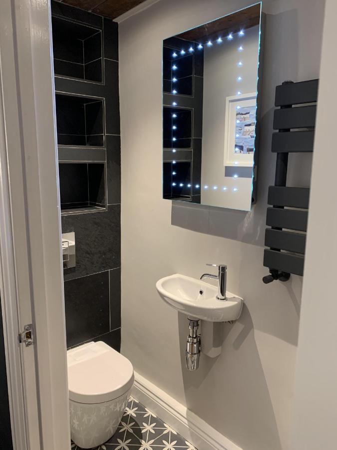 Min-Y-Fford Sleeps 6 Plus Pet Нюпорт Екстериор снимка