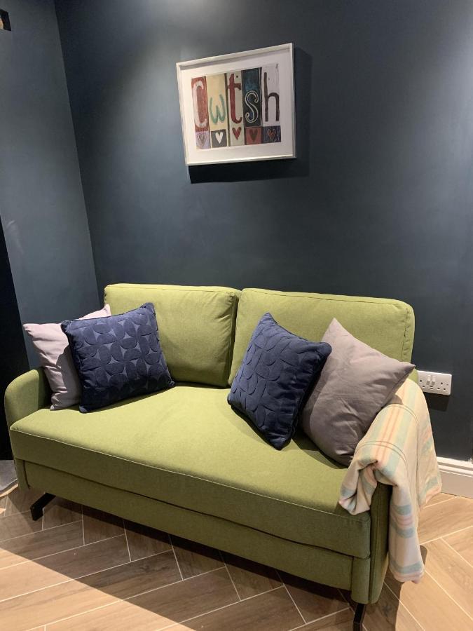 Min-Y-Fford Sleeps 6 Plus Pet Нюпорт Екстериор снимка
