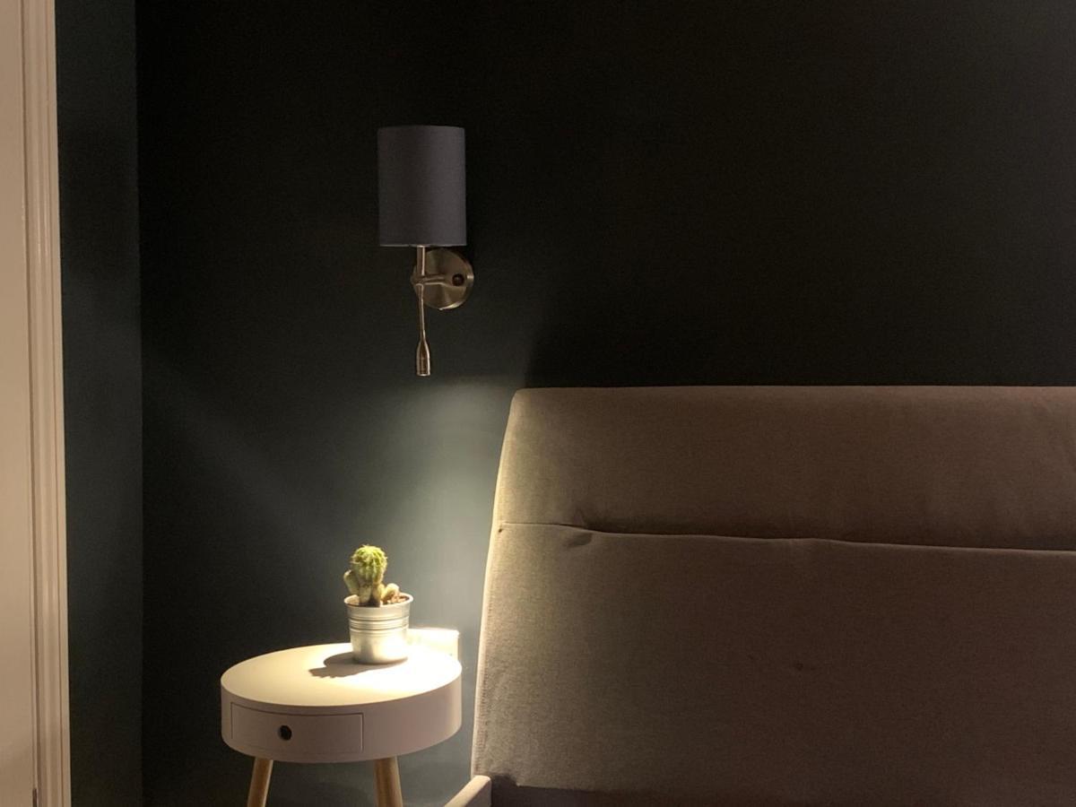 Min-Y-Fford Sleeps 6 Plus Pet Нюпорт Екстериор снимка