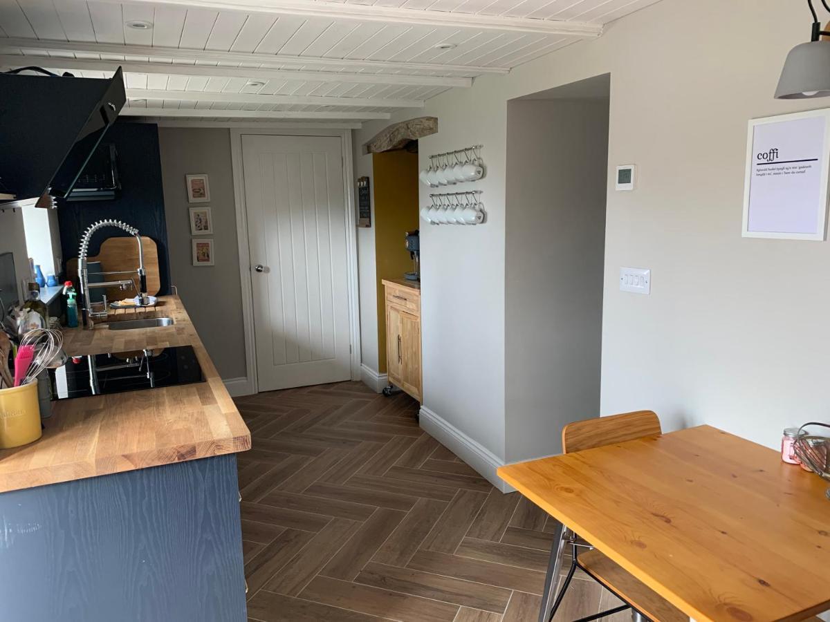 Min-Y-Fford Sleeps 6 Plus Pet Нюпорт Екстериор снимка