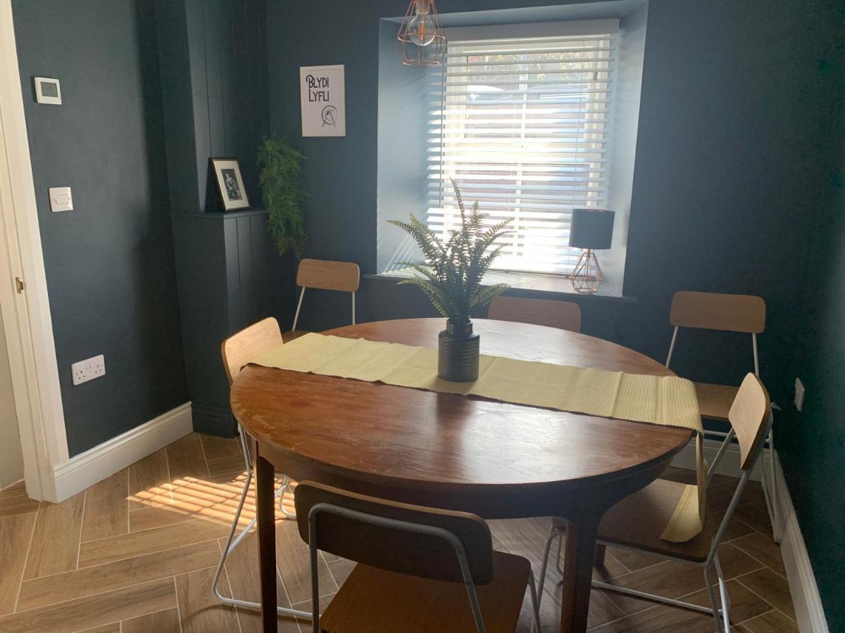 Min-Y-Fford Sleeps 6 Plus Pet Нюпорт Екстериор снимка